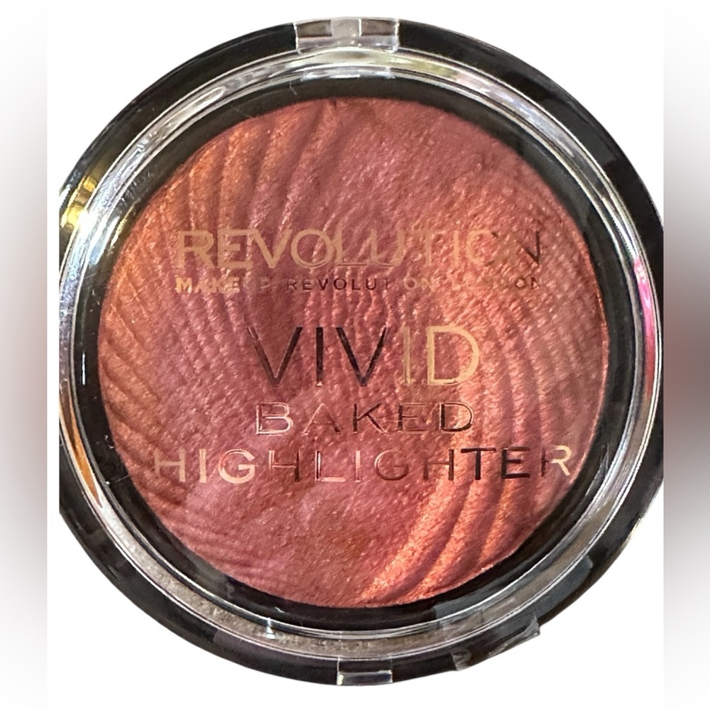 NIP Makeup Revolution Vivid Baked Highlighter.
